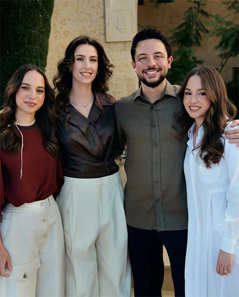 İki Kız Kardeş ve Aile Üyeleri Kutlamalarda Bir Araya Geliyor