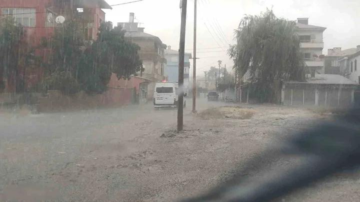 Van'da Aniden Yağış ve Fırtına Etkili Oldu, Şehir Sular Altında Kaldı