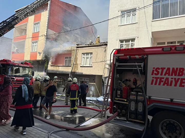 Yeşilkent'te Çatı Yangını Şok Edici Hızda Yayılırken Mahallede Panik Yaratıldı