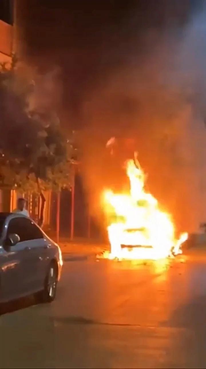 Yolda Park Halindeyken Otomobilde Çıkan Yangın Büyük Endişe Yarattı
