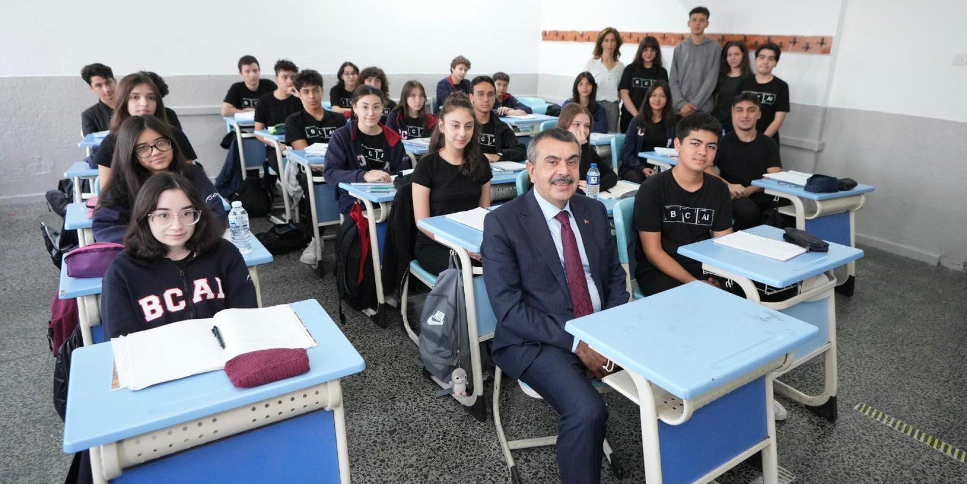 Milli Eğitim Bakanı Yusuf Tekin, Betül Can Anadolu Lisesi’nde düzenlenen öğrenci ve öğretmen buluşmasında gençlerle bir araya geldi. Ziyaret sırasında, 10/F sınıfı öğrencisi Sevgi Kuzudişli, Türkiye Yüzyılı Maarif Modeli Öğrenci Çalıştayları’nda Bakan Tekin’i okuluna davet etmişti. Bu jest üzerine okuluna sürpriz ziyaret gerçekleştiren Bakan Tekin, sevgiyle karşılandı ve öğrencilerle yakından ilgilendi.