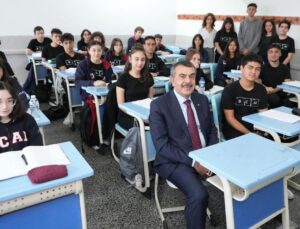 Yusuf Tekin, Betül Can Anadolu Lisesi’nde Öğrencilerle Buluştu