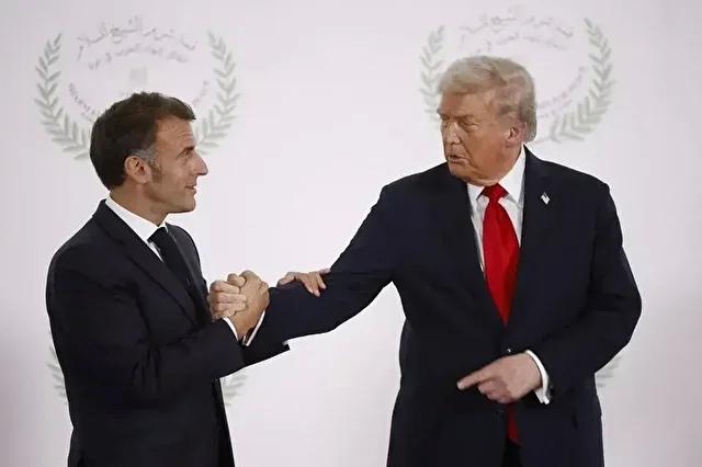Trump ve Macron’un El Sıkışma Sırasında Yaşananlar