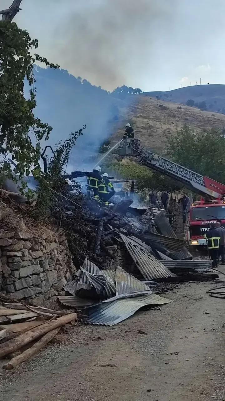 Adana Saimbeyli’de Trajik Yangın Felaketi: İki Kardeş Kayıp