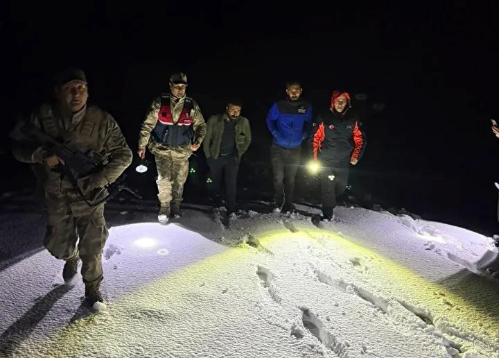 Ağrı’daki Kara Saplanan Araç ve Mahsur Kalan Vatandaşların Kurtarılması Operasyonu 1 Ağrı’daki Kara Saplanan Araç ve Mahsur Kalan Vatandaşların Kurtarılması Operasyonu