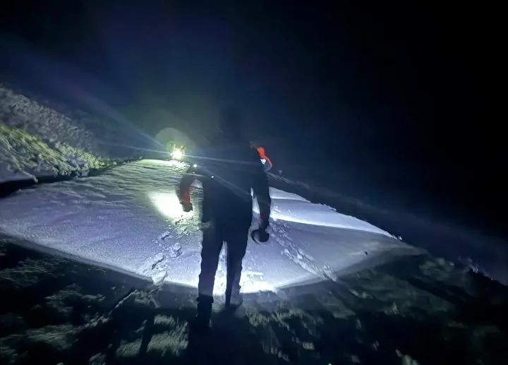 Ağrı’daki Kara Saplanan Araç ve Mahsur Kalan Vatandaşların Kurtarılması Operasyonu 2 Ağrı’daki Kara Saplanan Araç ve Mahsur Kalan Vatandaşların Kurtarılması Operasyonu