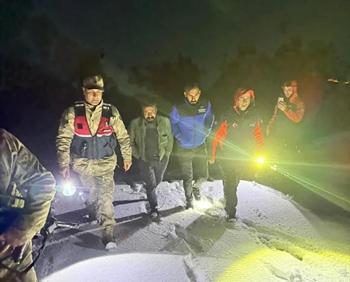 Ağrı’daki Kara Saplanan Araç ve Mahsur Kalan Vatandaşların Kurtarılması Operasyonu 3 Ağrı’daki Kara Saplanan Araç ve Mahsur Kalan Vatandaşların Kurtarılması Operasyonu