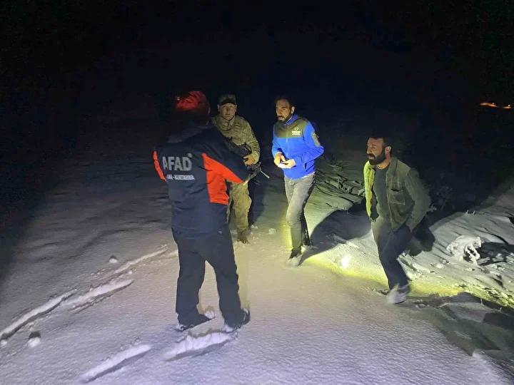 Ağrı’daki Kara Saplanan Araç ve Mahsur Kalan Vatandaşların Kurtarılması Operasyonu 4 Ağrı’daki Kara Saplanan Araç ve Mahsur Kalan Vatandaşların Kurtarılması Operasyonu