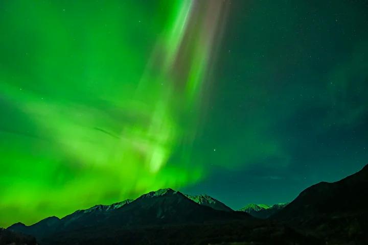 Alaska'da Şiddetli Kuzey Işıkları Görüntüleri: Matanuska-Susitna Bölgesinde Eşsiz Anlar