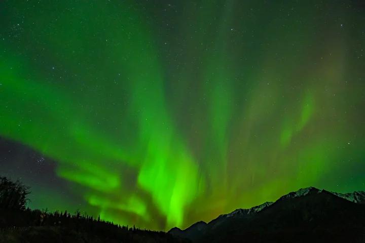 Alaska'da Şiddetli Kuzey Işıkları Görüntüleri: Matanuska-Susitna Bölgesinde Eşsiz Anlar