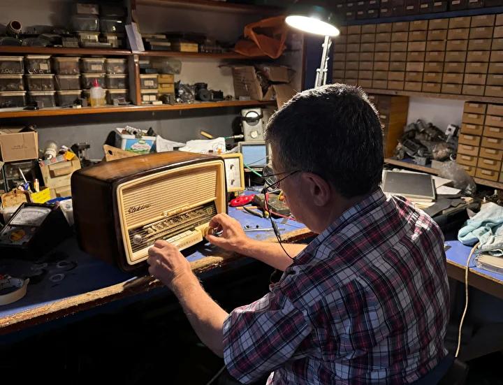 Altınordu'da Usta Radyo Tamircisi: 55 Yıldır Gelenek ve Tutkuyla Çalışıyor