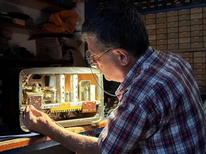 Altınordu'da Usta Radyo Tamircisi: 55 Yıldır Gelenek ve Tutkuyla Çalışıyor
