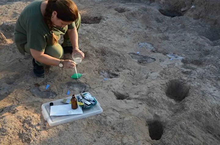 Tell Kurdu Höyüğü’nde gerçekleştirilen kazılarda, yaklaşık 7 bin yıl öncesine dayanan insan ayak izleri ortaya çıkarıldı. Arkeolojik çalışmalar, özellikle M.Ö. 5200 yıllarına uzanan tabakalarda bulunan ve dünyada benzeri az rastlanan bu izlerin detaylı incelemelerini içeriyor. Radyokarbon tarihleme yöntemiyle tespit edilen bu izler, 3 boyutlu teknolojiler kullanılarak tarandı ve kayıt altına alındı.
