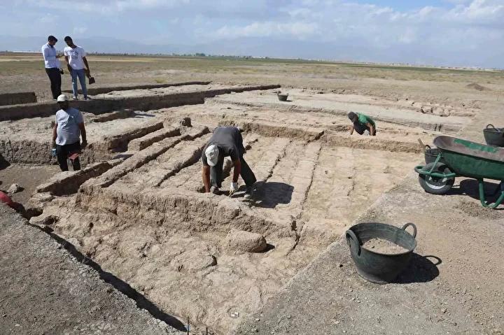 Tell Kurdu Höyüğü’nde gerçekleştirilen kazılarda, yaklaşık 7 bin yıl öncesine dayanan insan ayak izleri ortaya çıkarıldı. Arkeolojik çalışmalar, özellikle M.Ö. 5200 yıllarına uzanan tabakalarda bulunan ve dünyada benzeri az rastlanan bu izlerin detaylı incelemelerini içeriyor. Radyokarbon tarihleme yöntemiyle tespit edilen bu izler, 3 boyutlu teknolojiler kullanılarak tarandı ve kayıt altına alındı.