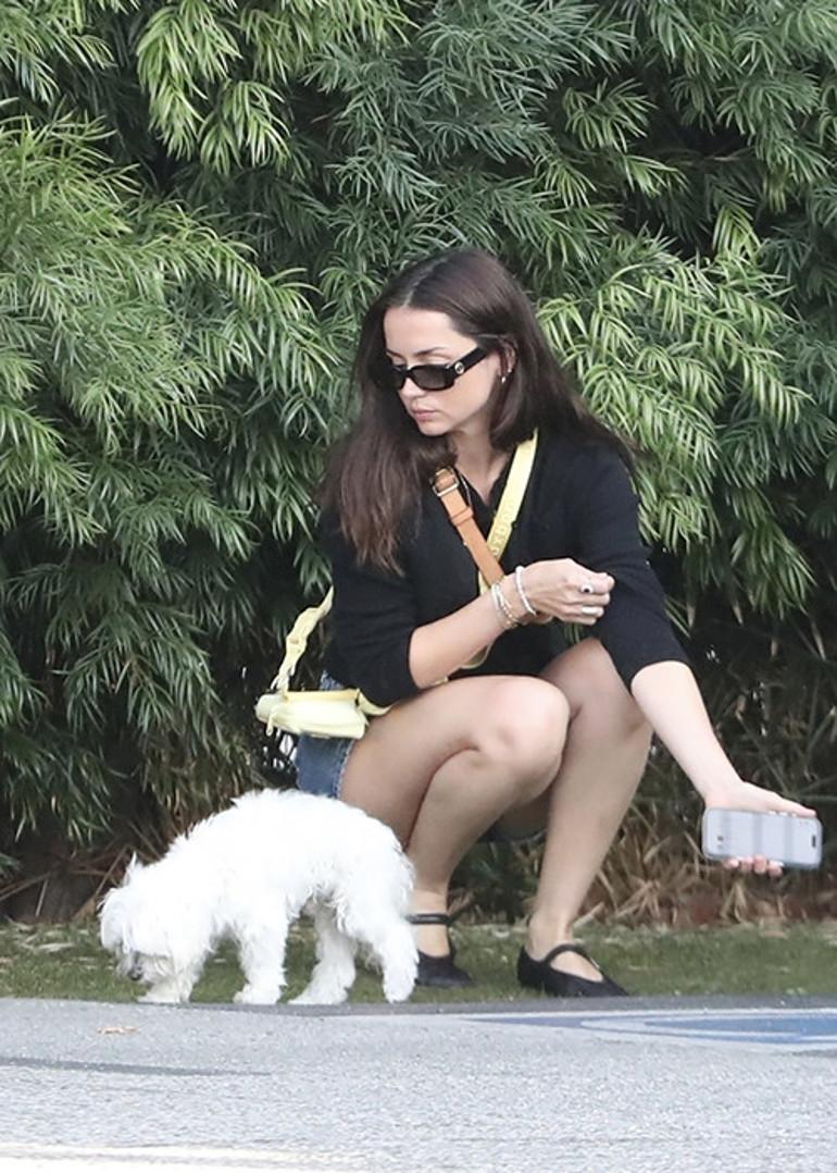 Kendine Bir Yalnızlık Sarayı Kurdu: Kapılarını Sadece Sevdiklerine Açıyor