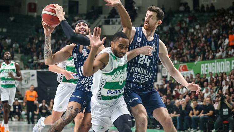 Anadolu Efes, Bursaspor'u Zorla Yenerek İkinci Haftanın Liderliğini Güvence Altına Aldı