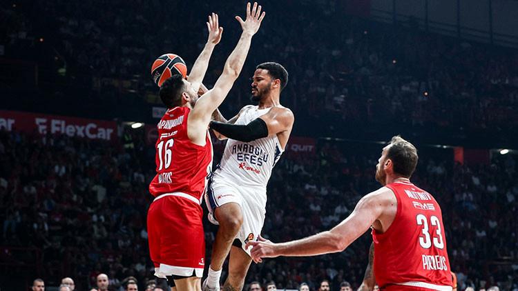 Anadolu Efes, Yunanistan'da Olympiakos'u Zorlayan Bir Galibiyet Aldı