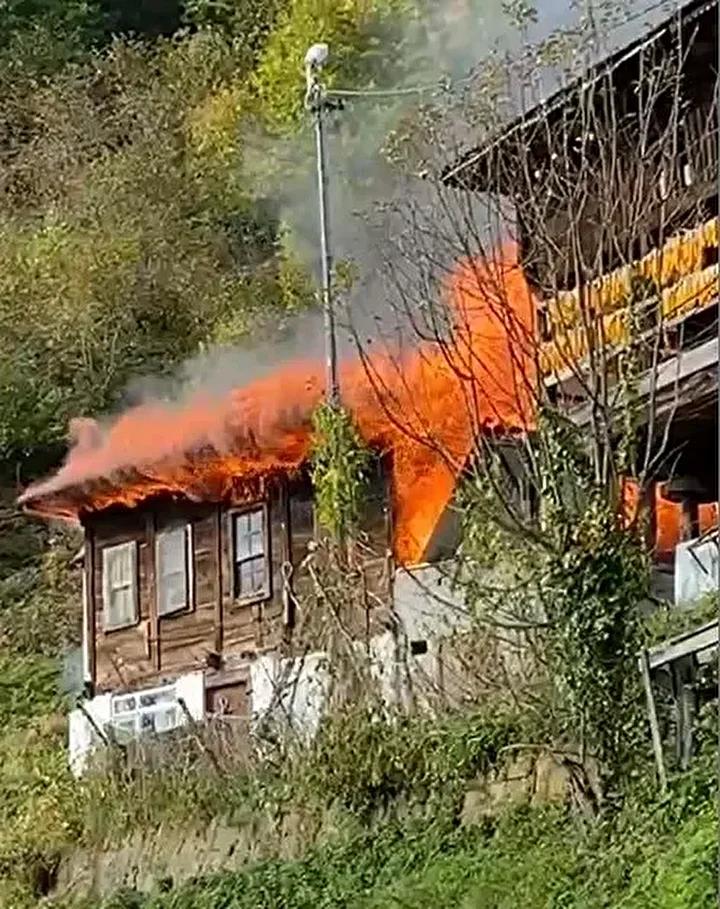 Artvin Borçka'da Ahşap Evin Yangını Korku Yarattı 1 Artvin Borçka'da Ahşap Evin Yangını Korku Yarattı