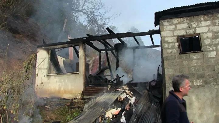 Artvin Borçka'da Ahşap Evin Yangını Korku Yarattı 2 Artvin Borçka'da Ahşap Evin Yangını Korku Yarattı