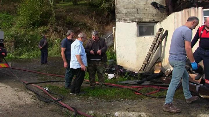 Artvin Borçka'da Ahşap Evin Yangını Korku Yarattı 3 Artvin Borçka'da Ahşap Evin Yangını Korku Yarattı