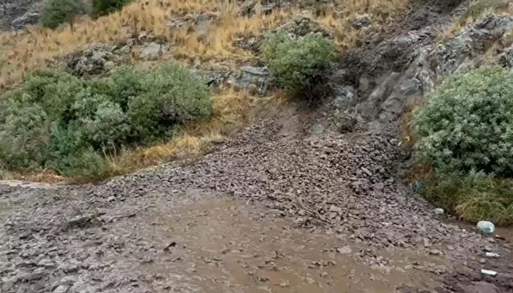 Aydın Söke'de Ani Sağanak ve Heyelan Yol Güvenliğini Tehdit Etti