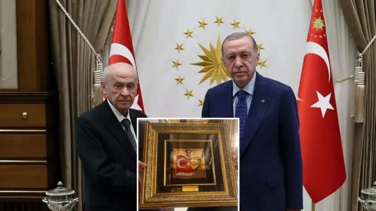 Bahceli8217nin Erdogana Anlamli Cumhuriyet Bayrami Hediyesi