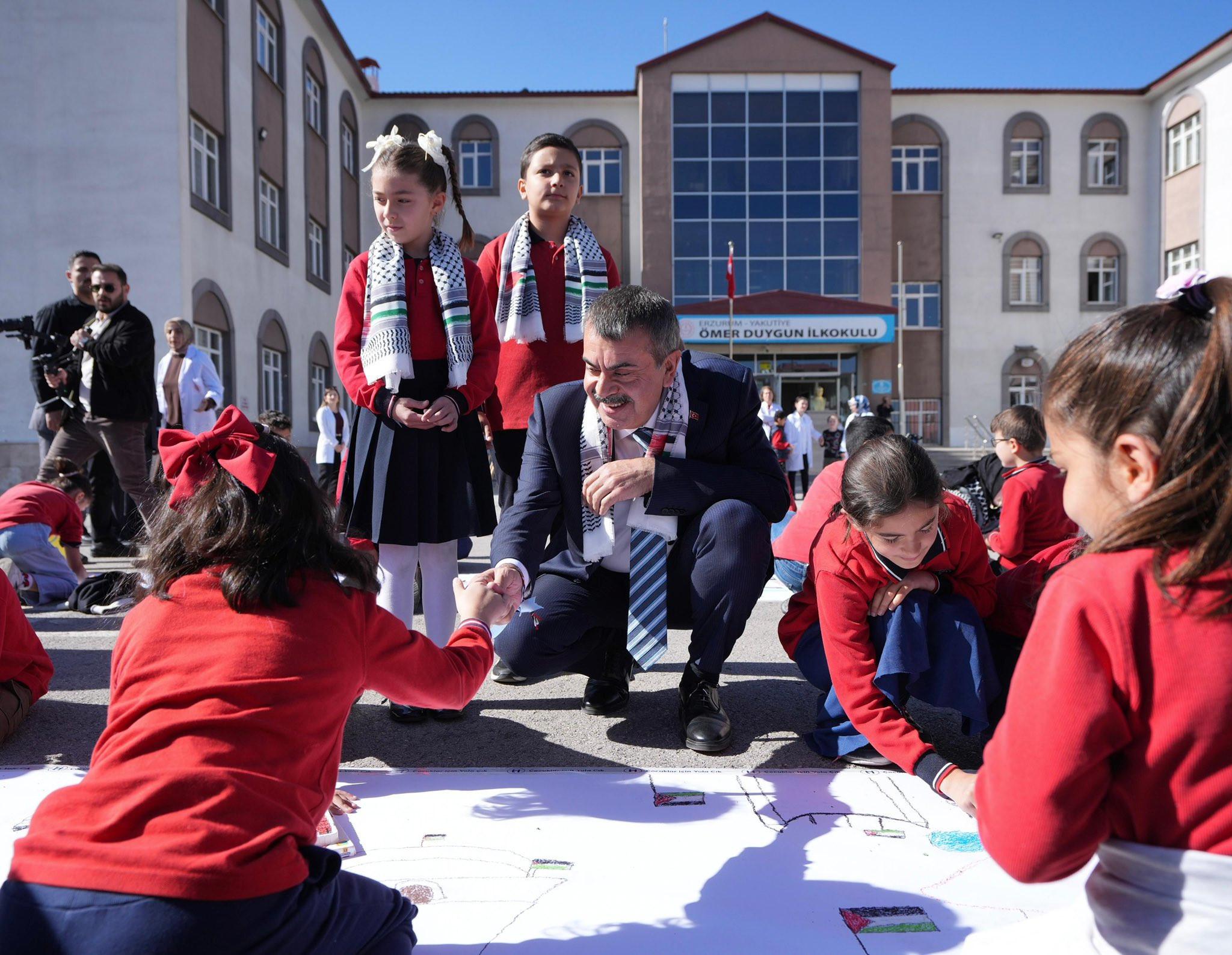 Bakan Tekin’den Öğrencilere ve Öğretmenlere Filistin Davası Desteği