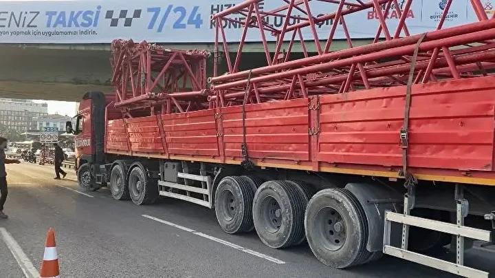 Bakırköy D-100 Karayolunda Vinç Parçası Çarpması Sonrası Trafik ve Güvenlik Durumu