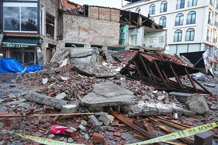 Balıkesir Sındırgı’da Şiddetli Deprem Sonrası Hasar Tespiti ve Görüntüler 11 Balıkesir Sındırgı’da Şiddetli Deprem Sonrası Hasar Tespiti ve Görüntüler
