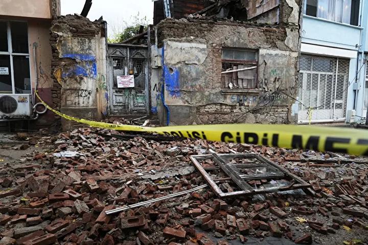 Balıkesir Sındırgı’da Şiddetli Deprem Sonrası Hasar Tespiti ve Görüntüler 12 Balıkesir Sındırgı’da Şiddetli Deprem Sonrası Hasar Tespiti ve Görüntüler