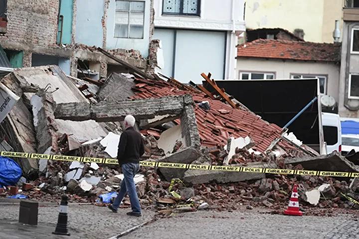 Balıkesir Sındırgı’da Şiddetli Deprem Sonrası Hasar Tespiti ve Görüntüler 13 Balıkesir Sındırgı’da Şiddetli Deprem Sonrası Hasar Tespiti ve Görüntüler