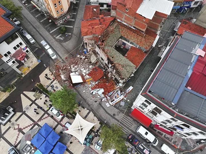 Balıkesir Sındırgı’da Şiddetli Deprem Sonrası Hasar Tespiti ve Görüntüler 5 Balıkesir Sındırgı’da Şiddetli Deprem Sonrası Hasar Tespiti ve Görüntüler
