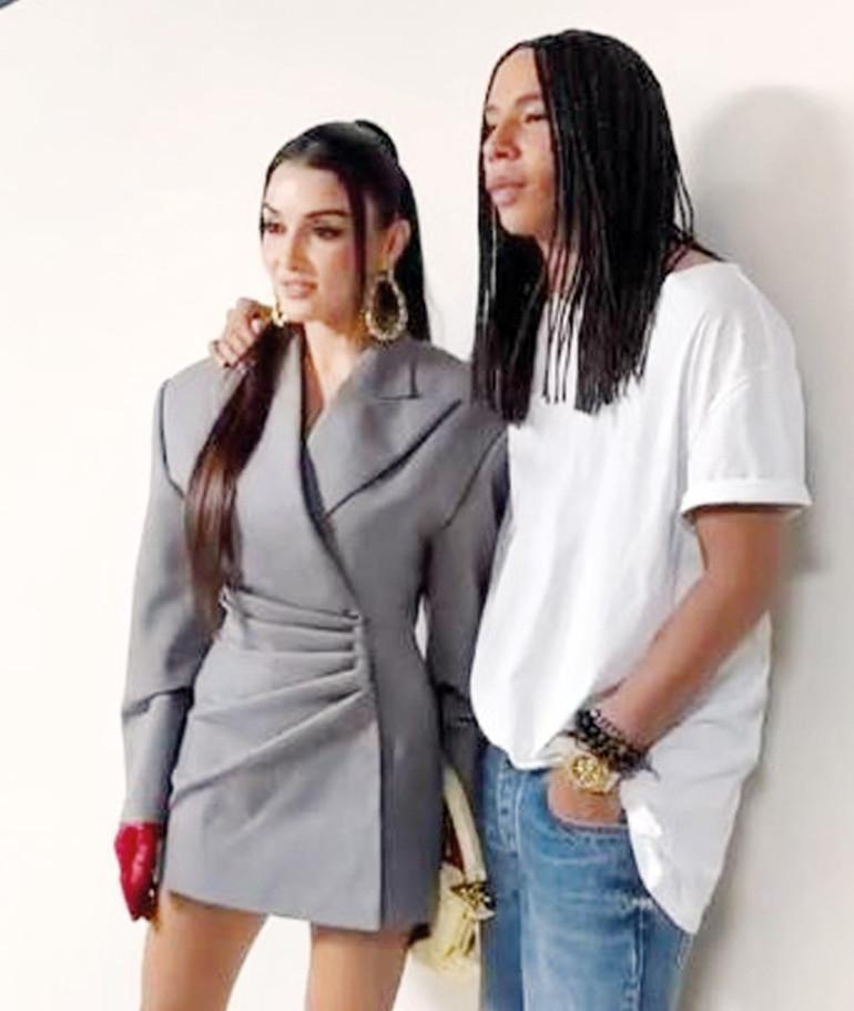Balmain Defilesinde Ünlü Oyuncu ve Olivier Rousteing Buluşması