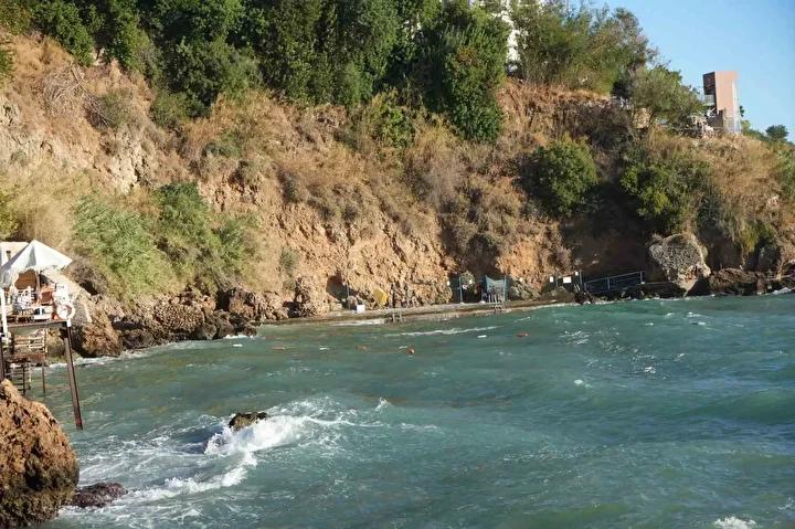 Bambus Plajı’ndaki Dalgalar Ve Mahsur Kalan Balıkçı Yusuf Öner’in Kurtuluş Hikayesi