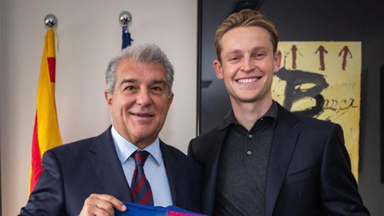 Barcelona Kulübü, önemli bir hamle yaparak takımdaki yıldız orta saha oyuncusu Frenkie de Jong'un sözleşmesini yeniledi. Kulüpten yapılan açıklamada, De Jong'un gelecek sezonlar için takımda kalmaya devam edeceği duyuruldu.