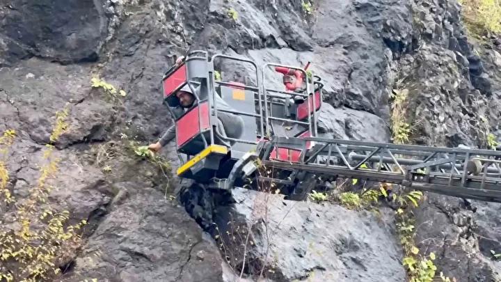 Bartın'da Kayalara Baktığı Tehlike Anında Güvenlik Önlemleri 1 Bartın'da Kayalara Baktığı Tehlike Anında Güvenlik Önlemleri