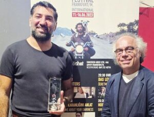 Berkay Ateş, Frankfurt Film Festival’inde Ödülünü Çekerek Alırken Sağlık Sorunlarıyla Mücadele Ediyor
