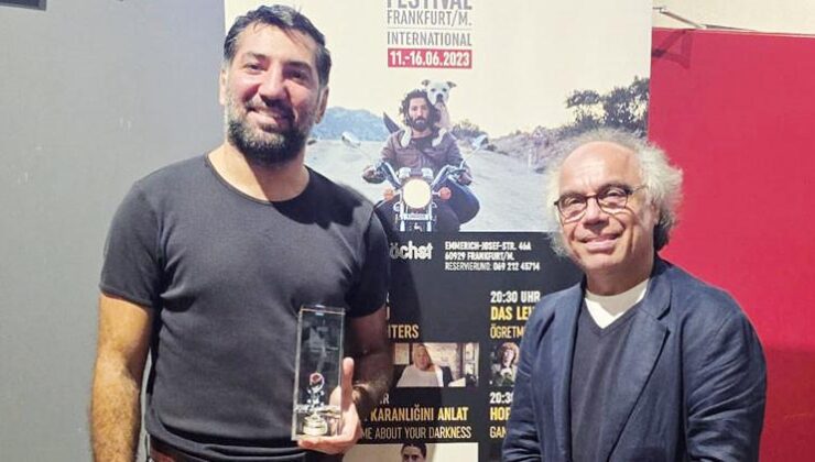 Berkay Ateş, Frankfurt Film Festival’inde Ödülünü Çekerek Alırken Sağlık Sorunlarıyla Mücadele Ediyor