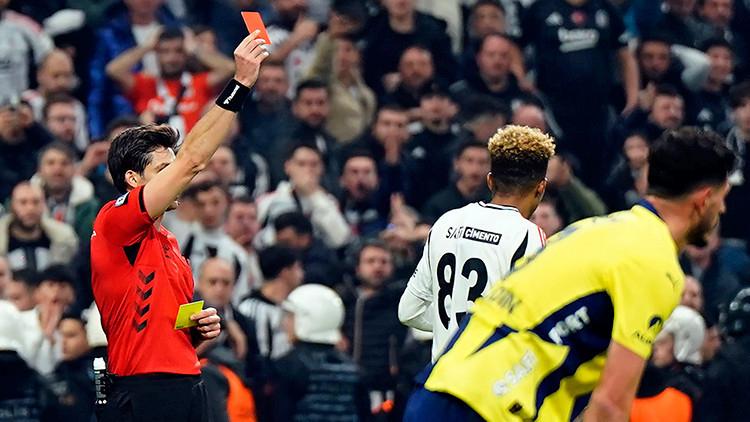 Beşiktaş ve Fenerbahçe Derbilerinde Hakem Kararları ve Kırmızı Kart Analizi