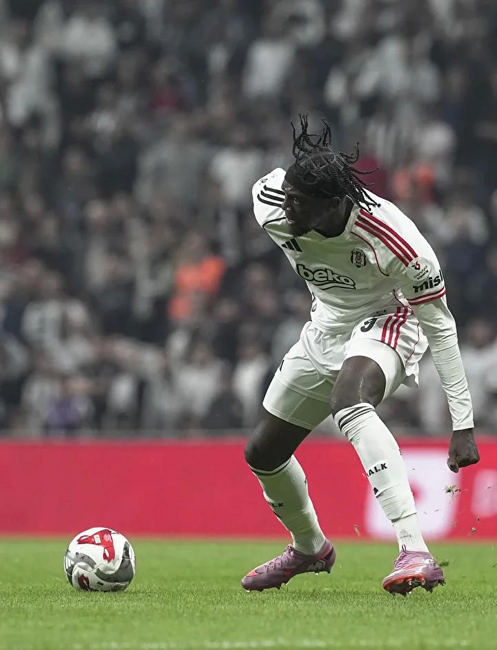 Beşiktaş'ta Abraham'ın Omuz Sakatlığı ve Galatasaray Derbisi Planları