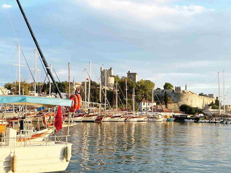 Bodrum Gezisi ve Deniz Keyfi Rehberi: Keşfetmeniz Gereken En Güzel Koylar ve Marinalar