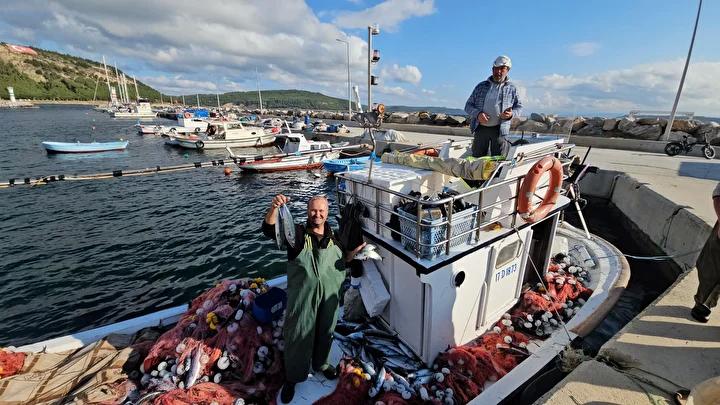 Çanakkale Boğazı'nda Palamut Sürüsü Şaşırtıyor - Balıkçı Hakan Karaman Skoru Yakaladı