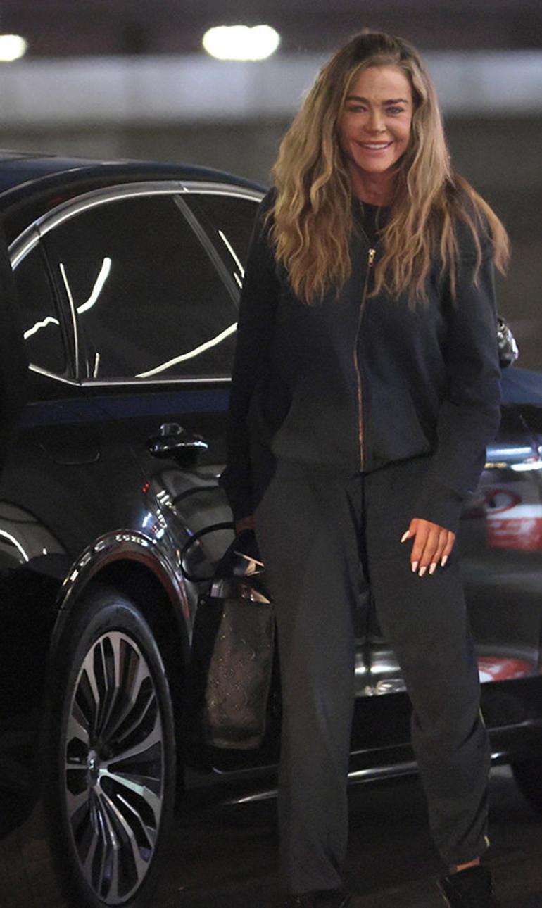 Charlie Sheen ile Denise Richards Arasındaki İlginç Çek Olayı ve Geçmişlerindeki Skandallar