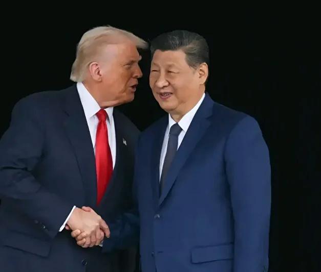 Güney Kore’de gerçekleştirilen görüşmede Çin Devlet Başkanı Şi ve ABD Başkanı Trump, ilk defa yüz yüze bir araya geldi. Bu toplantı, Trump’ın yeniden iktidara geldiği yıl içinde tarafların ilk doğrudan iletişimi olarak kayıtlara geçti.