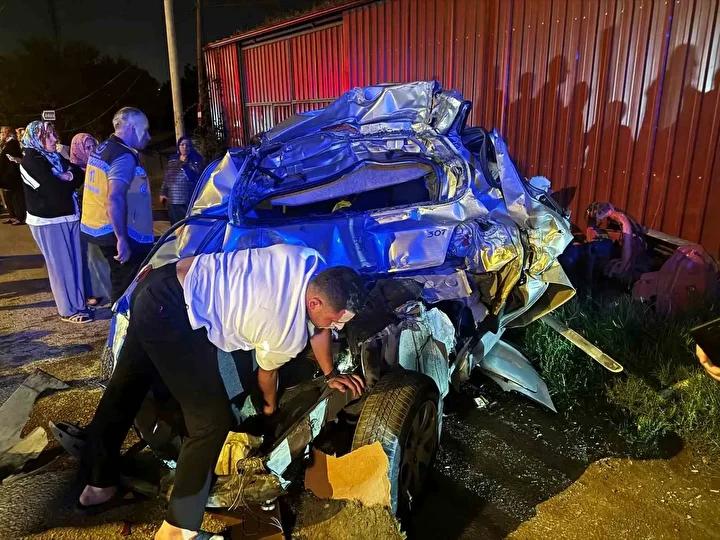 D-100 Karayolunda Feci Trafik Kazası: Bir Otomobil Hurdaya Döndü