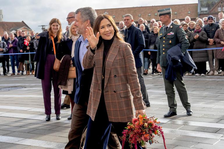 Danimarka Kraliyet Ailesinde Gizli Yüzler ve Unutulmaz Anlar 2 Kraliçenin Tacıyla Taç Takması