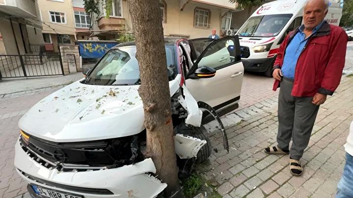 Denizköşkler'de Trafik Kazası: Otomobil Ağaca Çarptı ve Sürücü Yaralandı