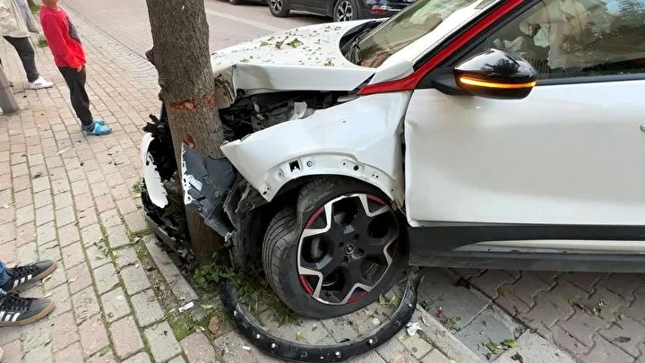 Denizköşkler'de Trafik Kazası: Otomobil Ağaca Çarptı ve Sürücü Yaralandı