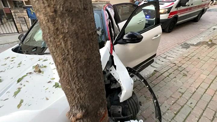 Denizköşkler'de Trafik Kazası: Otomobil Ağaca Çarptı ve Sürücü Yaralandı
