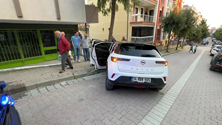 Denizköşkler'de Trafik Kazası: Otomobil Ağaca Çarptı ve Sürücü Yaralandı
